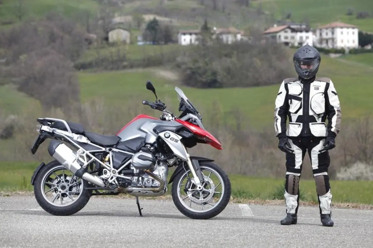 BMW R1200GS VS KTM 1190 Adventure VS Suzuki V-Strom 1000  (39)