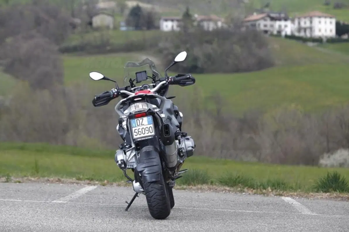BMW R1200GS VS KTM 1190 Adventure VS Suzuki V-Strom 1000  (42)