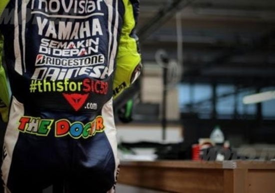 All'asta la tuta Dainese di Valentino Rossi, indossata per ricordare il Sic al Mugello