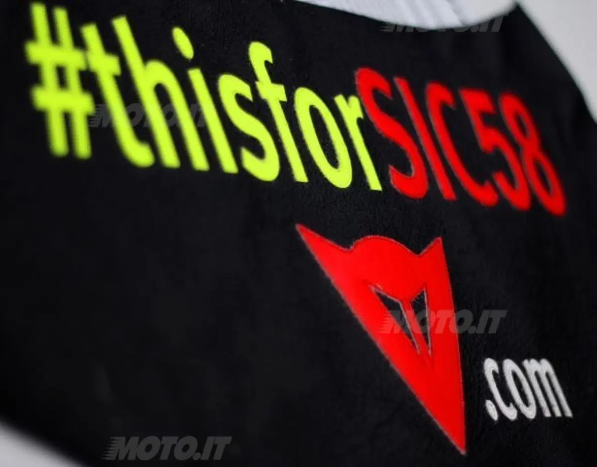 All'asta la tuta Dainese di Valentino Rossi, indossata per ricordare il Sic al Mugello