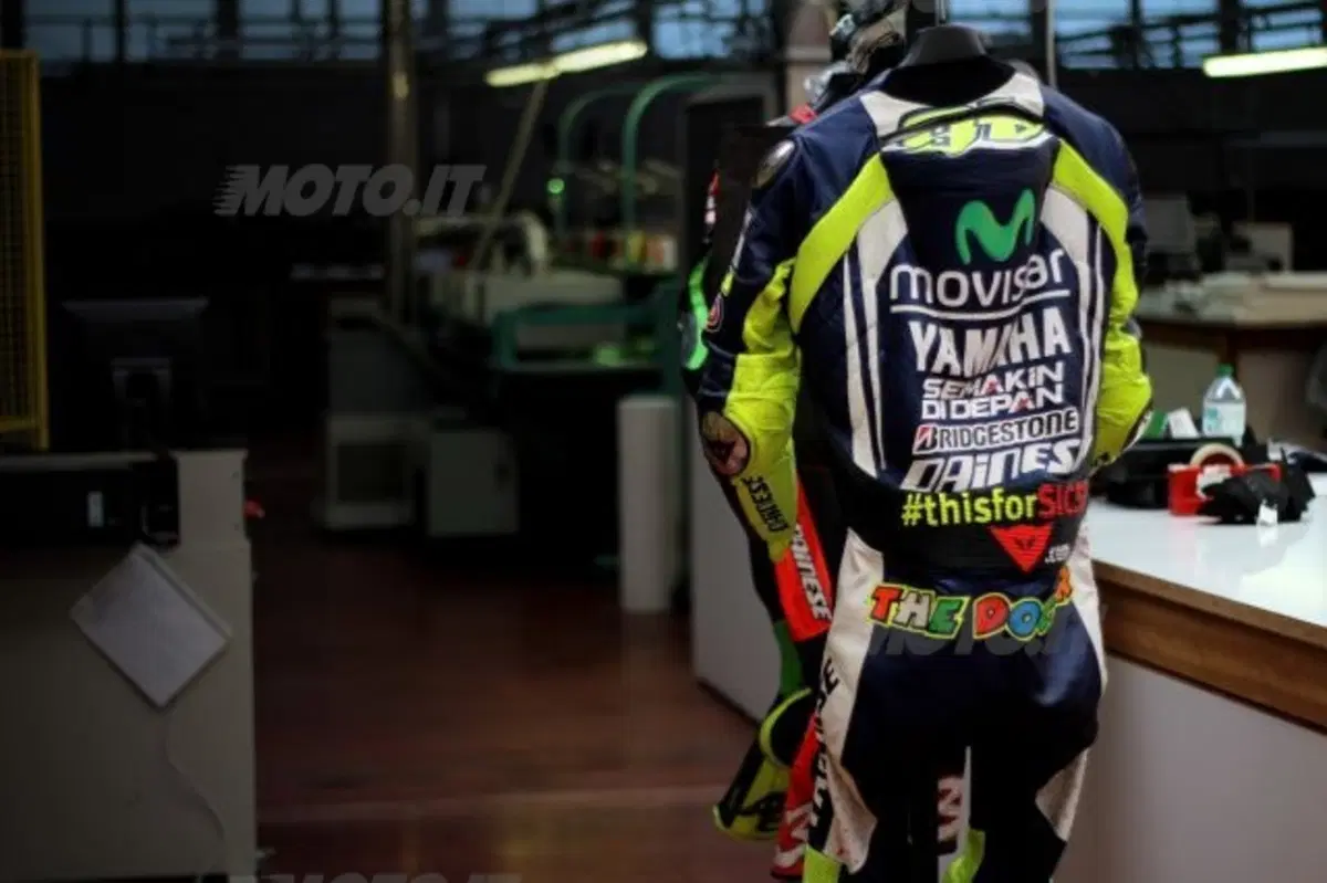 All'asta la tuta Dainese di Valentino Rossi, indossata per ricordare il Sic al Mugello (4)