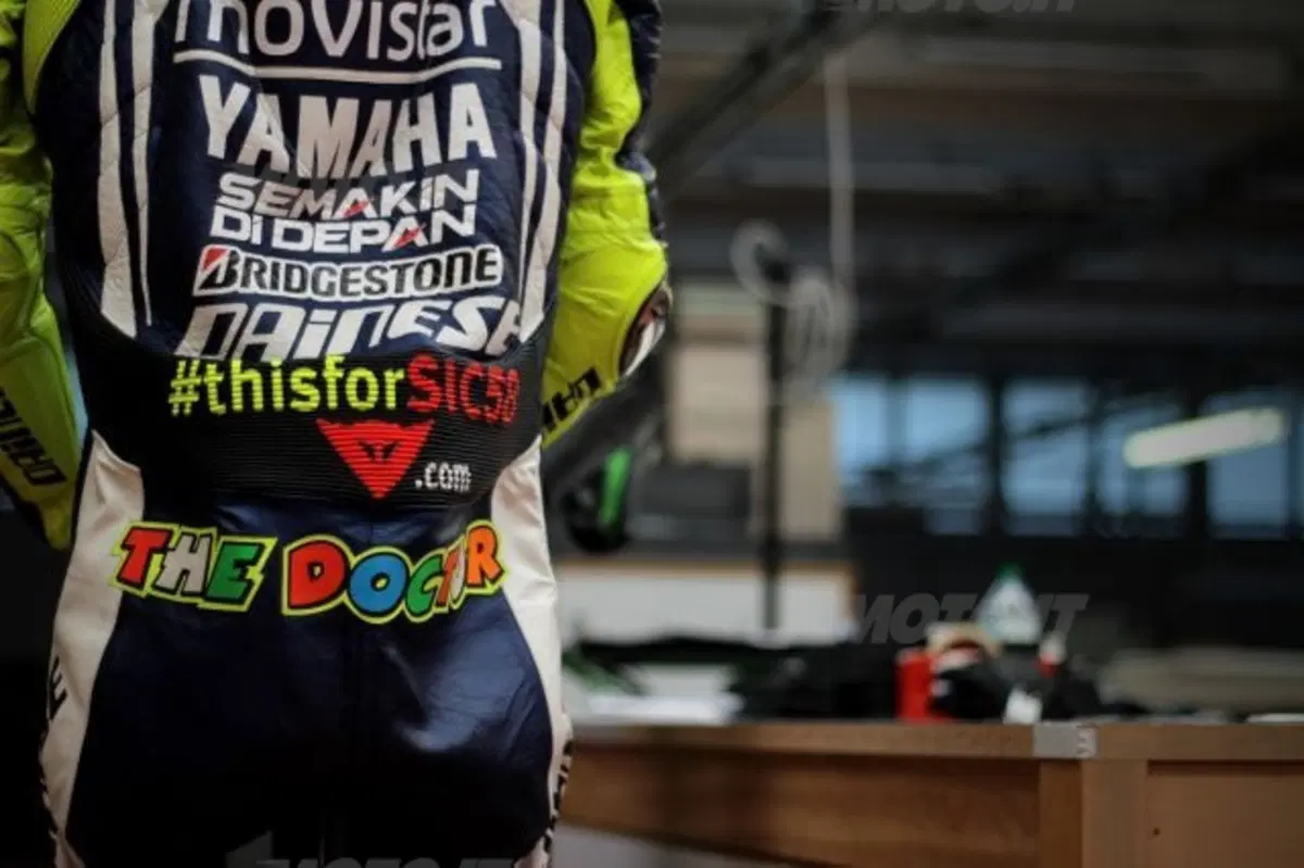 All'asta la tuta Dainese di Valentino Rossi, indossata per ricordare il Sic al Mugello (5)