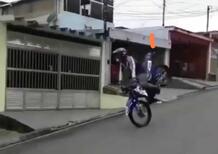 Moto fun: in discesa e in monoruota…il next level dell’impennata! [VIDEO VIRALE]