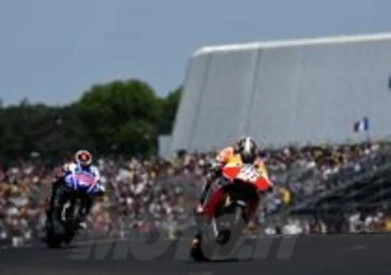 Il limite all'accelerazione delle MotoGP attuali &amp;egrave; l'impennata, controllata dall'elettronica
