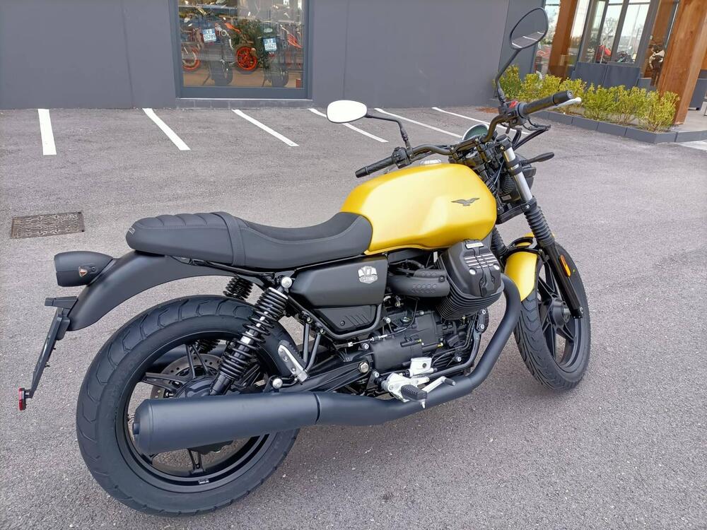 Moto Guzzi V7 Stone (2021 - 24) (2)