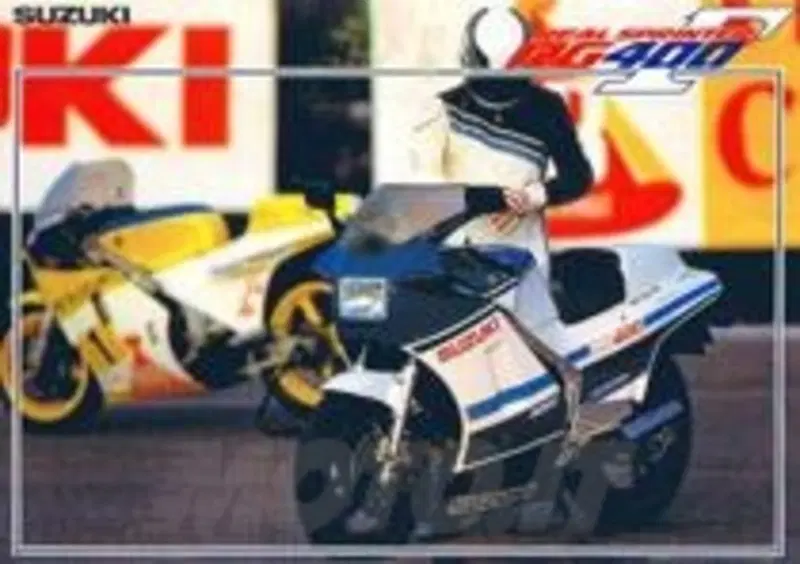 La RG 400 Gamma vicino alla 500GP Campione del Mondo in una pubblicit&amp;agrave; dell'epoca
