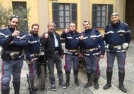 Gli agenti sono grandi appassionati di moto. Non si sono fatti sfuggire l'occasione della foto col nostro Nico Cereghini
