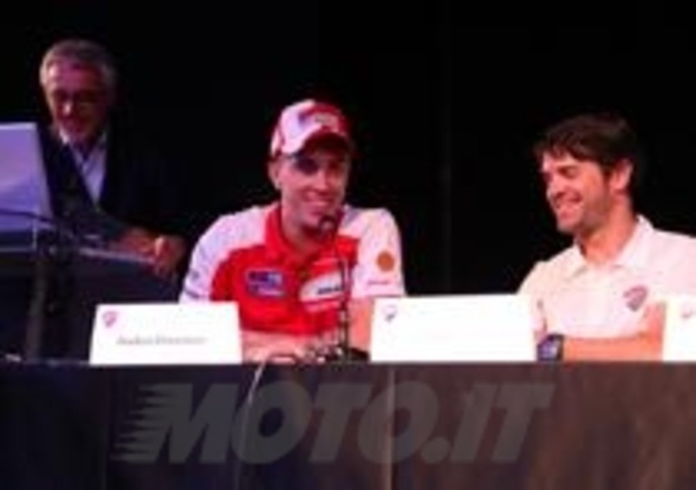 Andrea Dovizioso e Carlos Checa scherzano in attesa di sfidarsi nella drag-race con i Diavel Carbon
