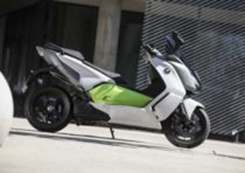 Con il C evolution BMW debutta nel segmento 
elettrico con un maxi scooter
