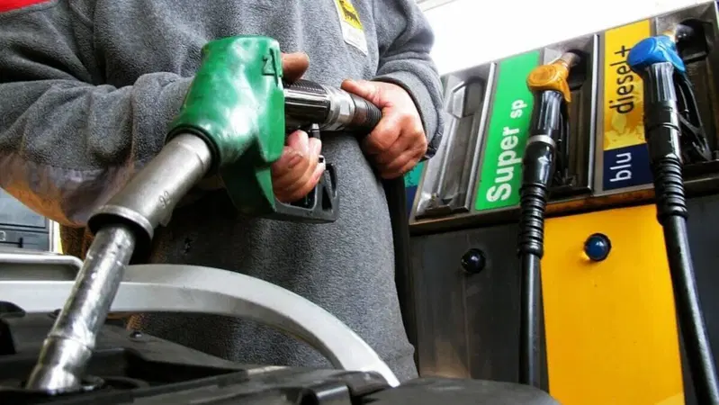 Caro benzina. Ipotesi sconto di 15 centesimi anche in Italia
