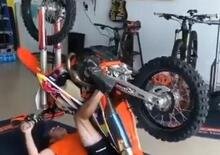 Gli esercizi da (non) fare in garage con la moto da cross [VIDEO VIRALE]