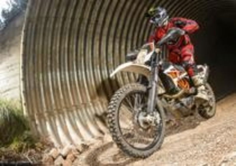 Su Enduro R e SMC R debutta il mono della Duke con doppio iniettore e ride by wire
