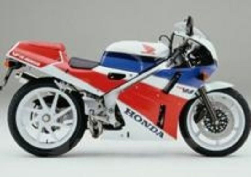 La Honda VFR400R/NC30 in una foto ufficiale dell&#039;epoca
