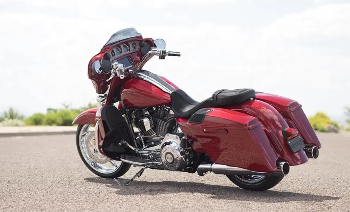 Harley-Davidson CVO - Custom Vehicle Operations 1800 Street Glide (2016 - 17) - FLHXSE (2)