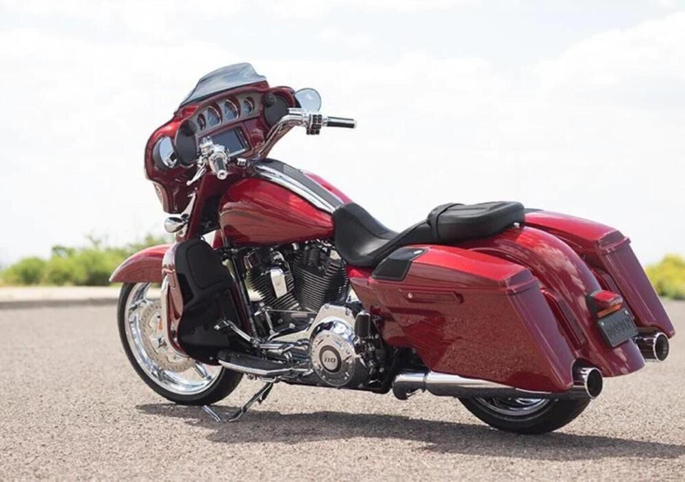 Harley-Davidson 1800 Street Glide (2016 - 17) - FLHXSE (2)