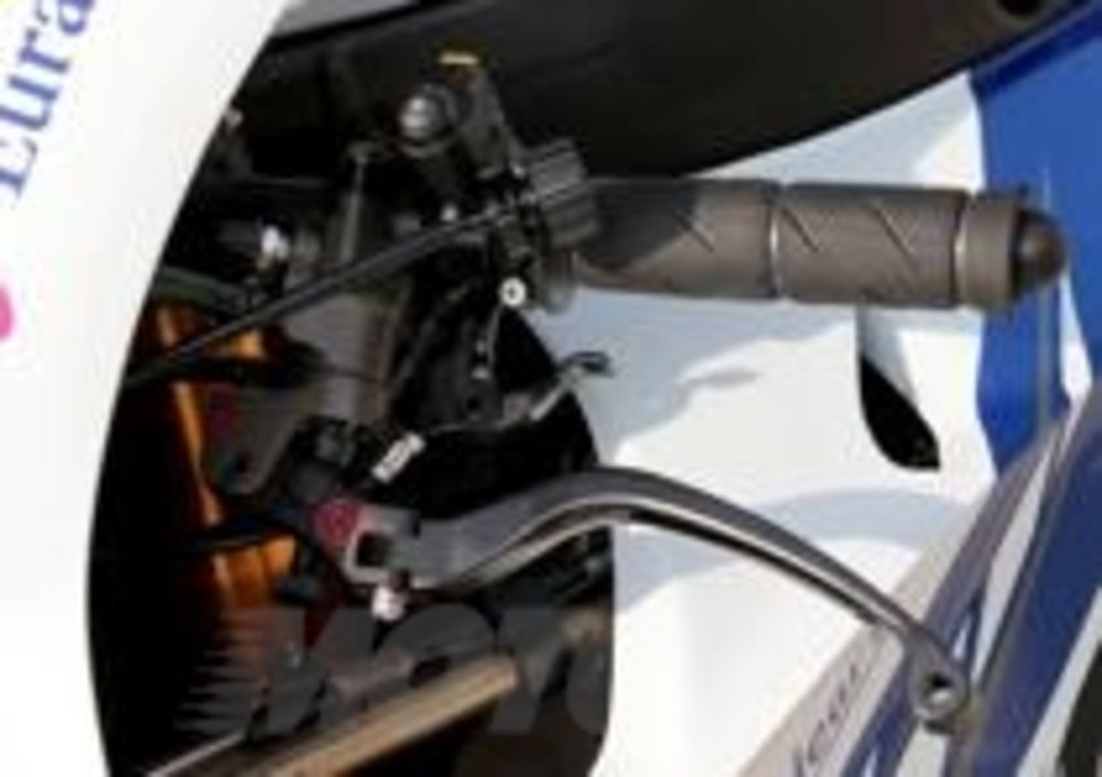Il comando a levetta (visibile fra manopola e leva della frizione) adottato sulla Yamaha di Rossi
