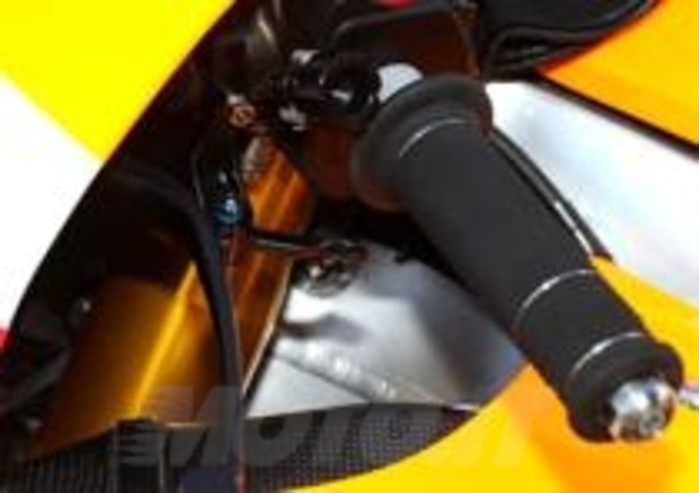 La levetta al manubrio sulla Honda RC213V di Marc Marquez
