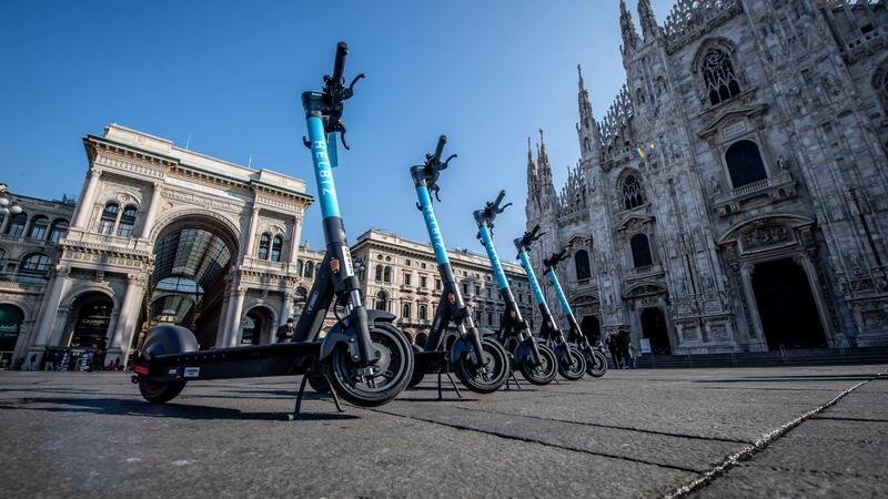 Caro benzina. A Milano si scelgono: mezzi pubblici, bici e sharing