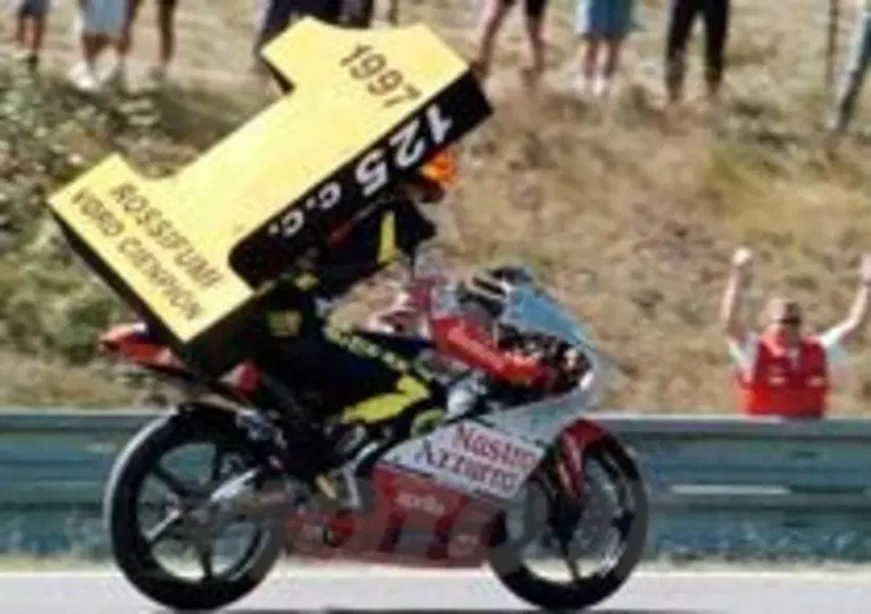 Campione del mondo per la prima volta, nel 1997, al secondo anno nella classe 125
