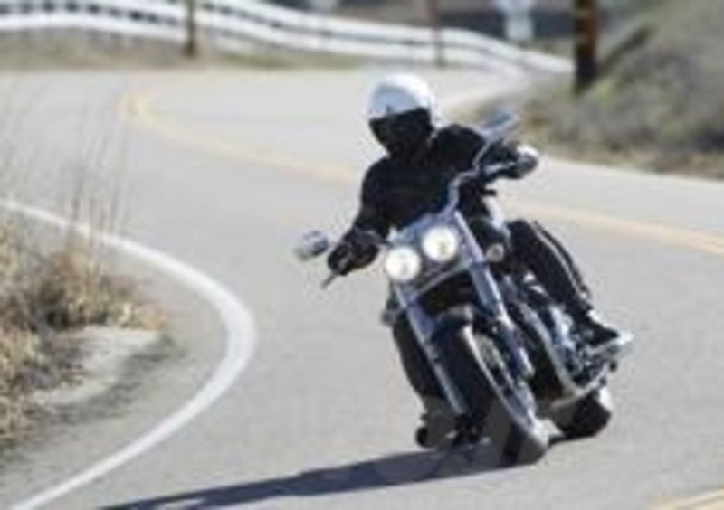 Su strada la nuova Triumph Thunderbird Commander si rivela facile, persino maneggevole tra le curve
