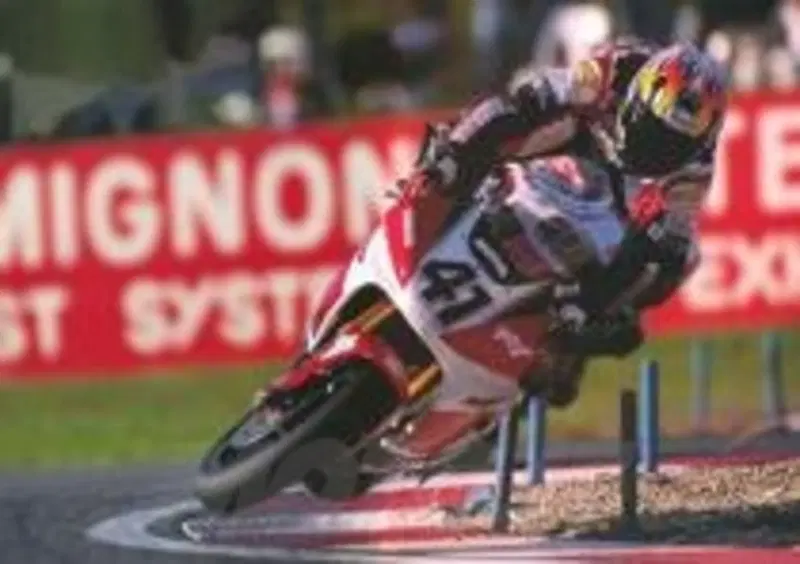 Noriyuki Haga spesso andava oltre i limiti dell'R7 per tenere il passo degli avversari. Qui, a Kyalami, non fin&amp;igrave; bene per il binomio giapponese...
