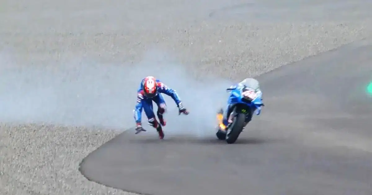 MotoGP 2022, GP di Indonesia a Mandalika. In fiamme la Suzuki di Alex Rins, il pilota scende al volo: "Ho avuto paura!" [VIDEO]