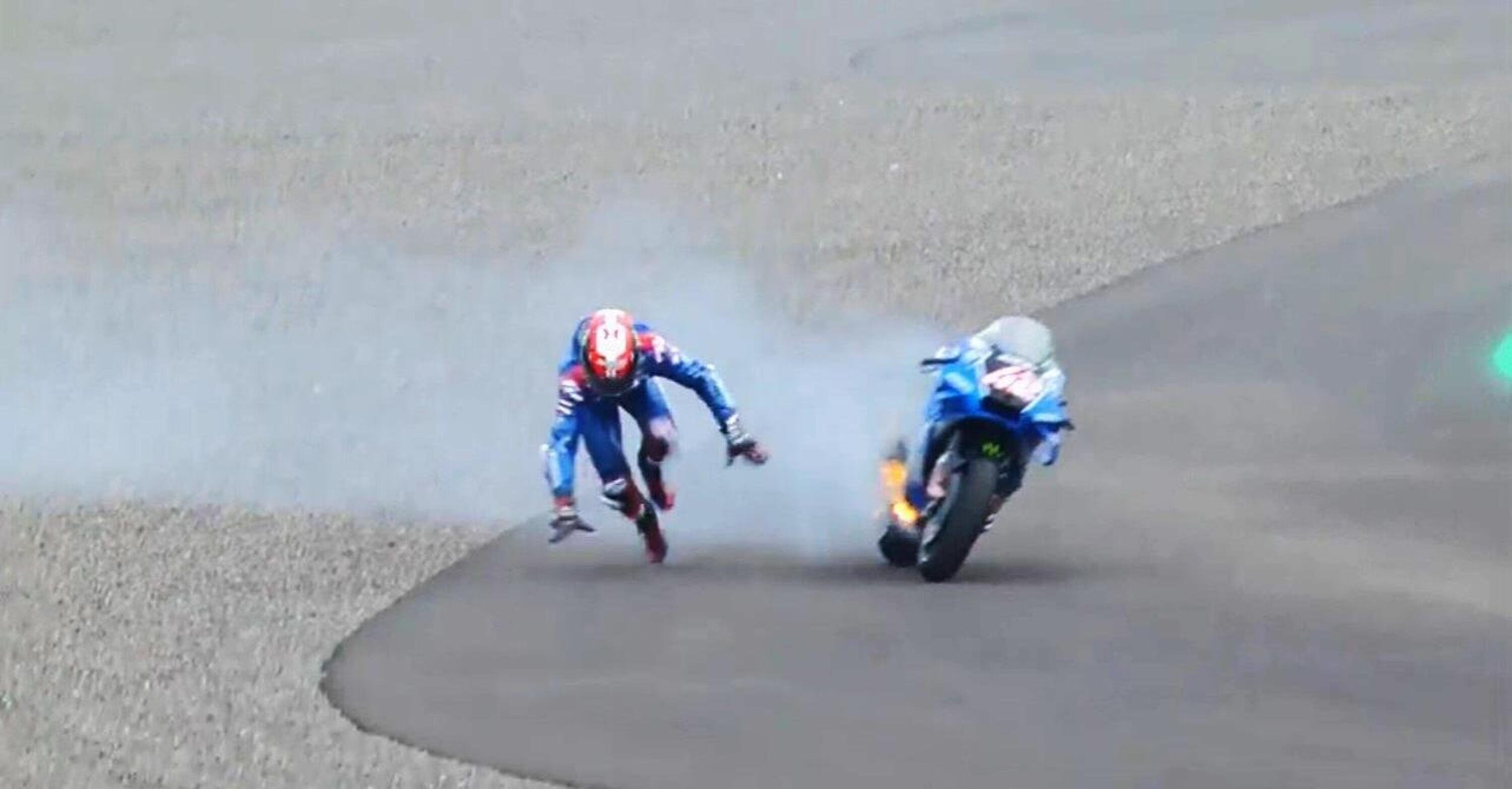MotoGP 2022, GP di Indonesia a Mandalika. In fiamme la Suzuki di Alex Rins, il pilota scende al volo: &quot;Ho avuto paura!&quot; [VIDEO]