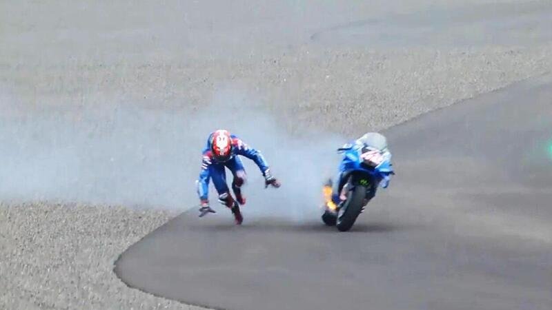 MotoGP 2022, GP di Indonesia a Mandalika. In fiamme la Suzuki di Alex Rins, il pilota scende al volo: &quot;Ho avuto paura!&quot; [VIDEO]