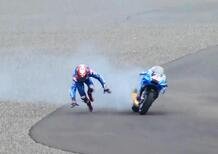 MotoGP 2022, GP di Indonesia a Mandalika. In fiamme la Suzuki di Alex Rins, il pilota scende al volo: Ho avuto paura! [VIDEO]