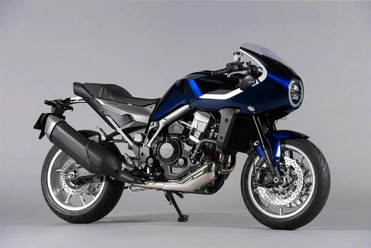 Honda Hawk 11 m.y. 2022. Foto e video della caf&eacute; racer 1100