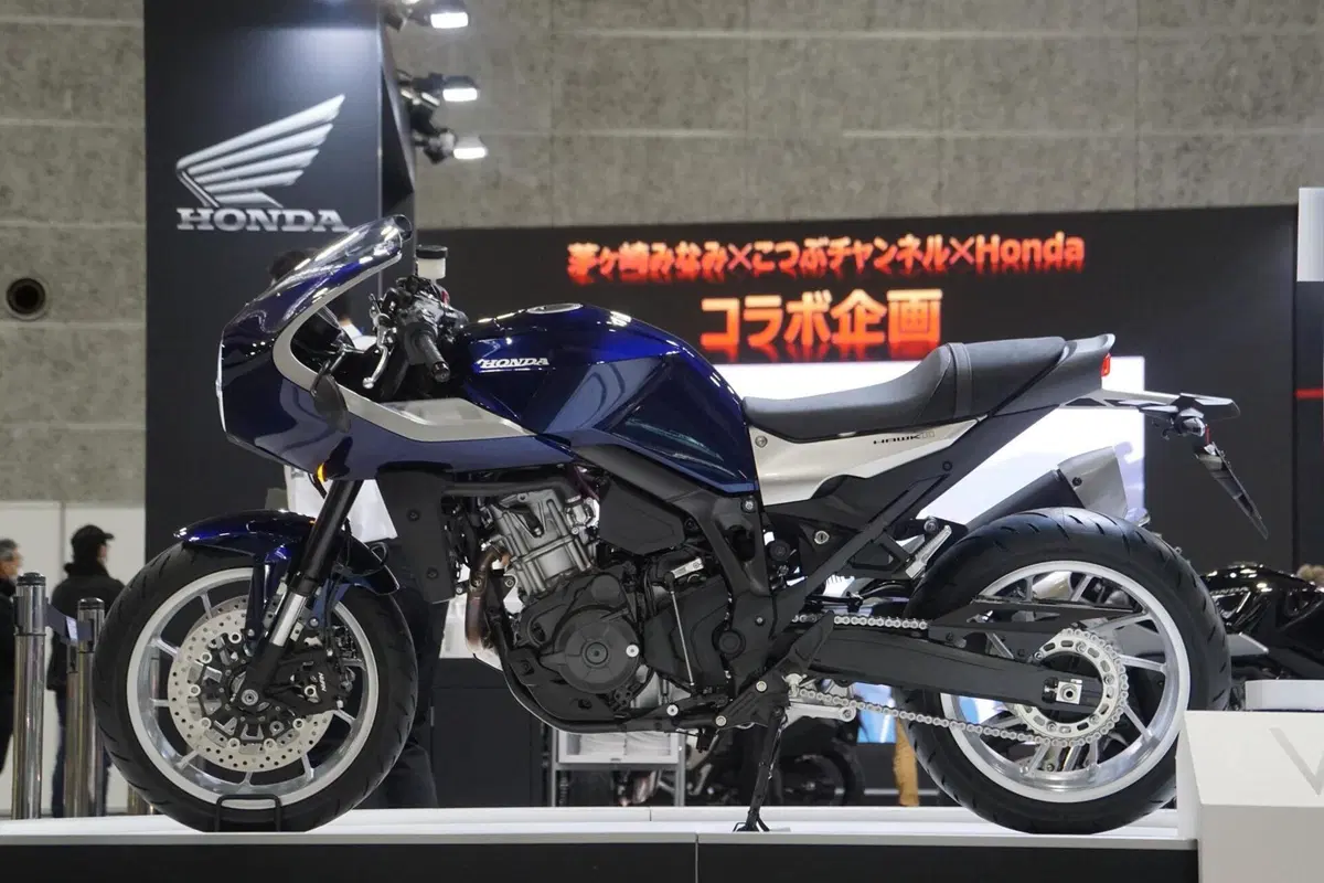 Honda Hawk 11 m.y. 2022. Foto e video della café racer 1100 (4)