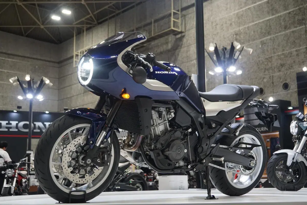 Honda Hawk 11 m.y. 2022. Foto e video della café racer 1100 (6)