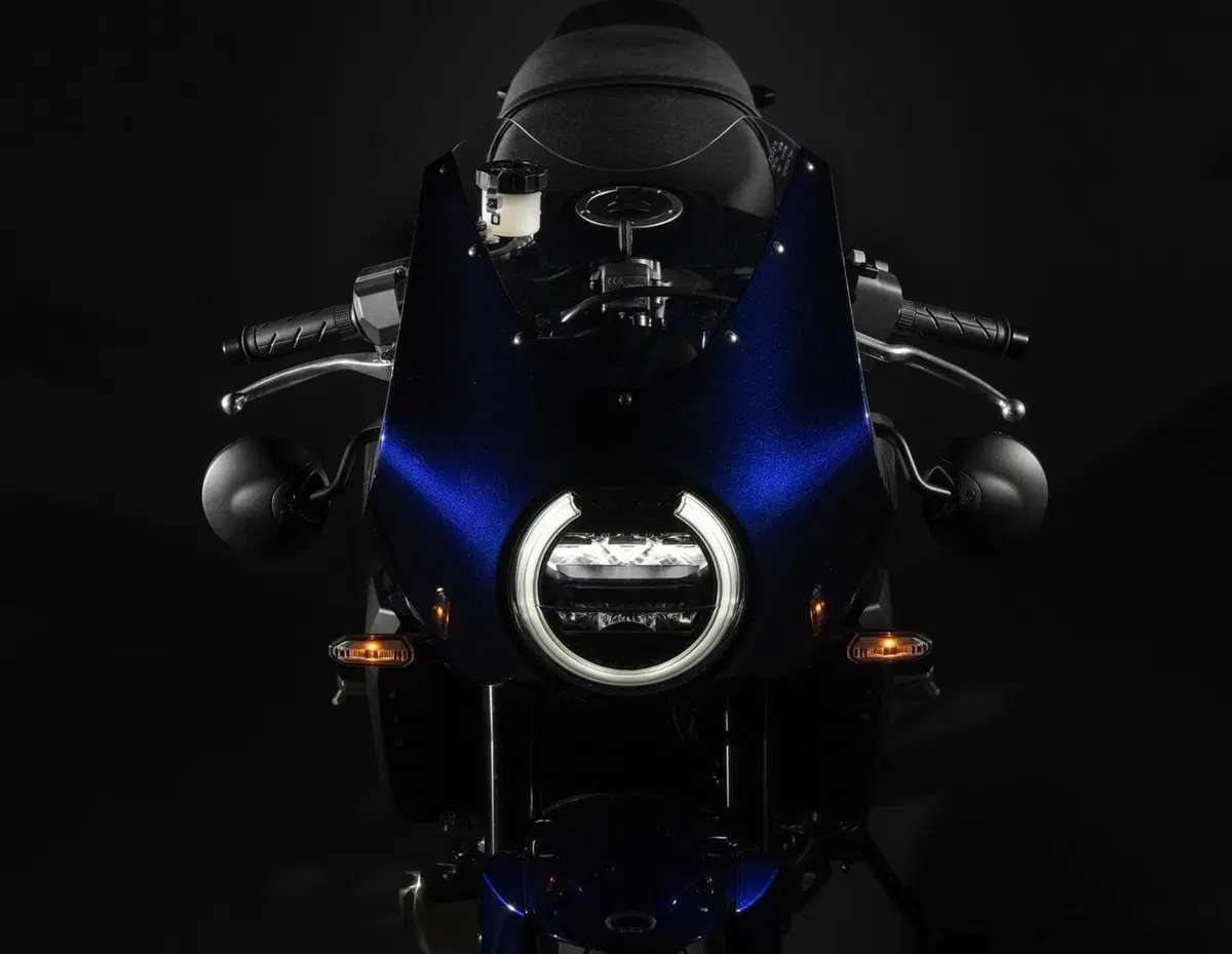 Honda Hawk 11 m.y. 2022. Foto e video della café racer 1100 (10)