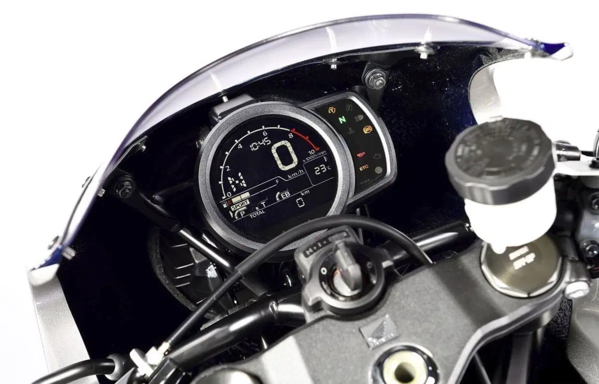 Honda Hawk 11 m.y. 2022. Foto e video della café racer 1100 (11)