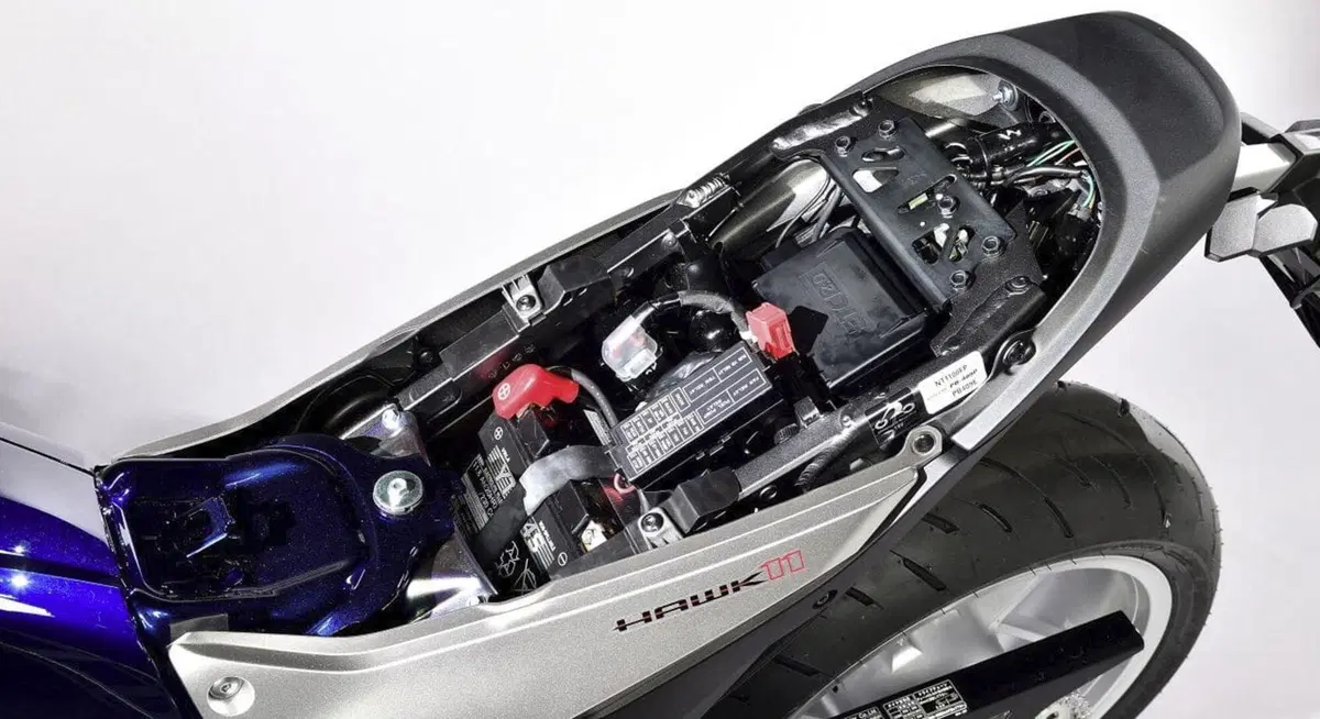 Honda Hawk 11 m.y. 2022. Foto e video della café racer 1100 (13)