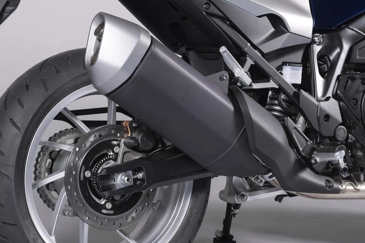 Honda Hawk 11 m.y. 2022. Foto e video della café racer 1100 (14)