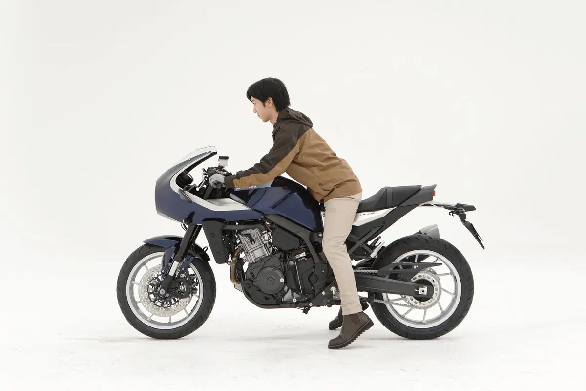 Honda Hawk 11 m.y. 2022. Foto e video della café racer 1100 (16)