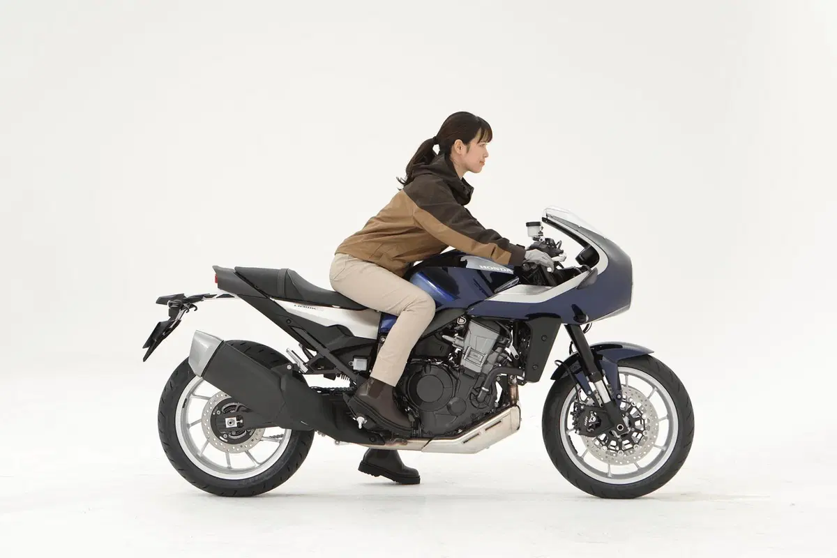 Honda Hawk 11 m.y. 2022. Foto e video della café racer 1100 (15)