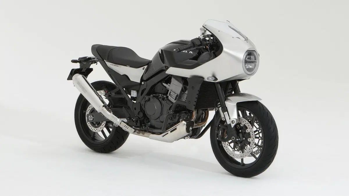 Honda Hawk 11 m.y. 2022. Foto e video della café racer molto NT1100