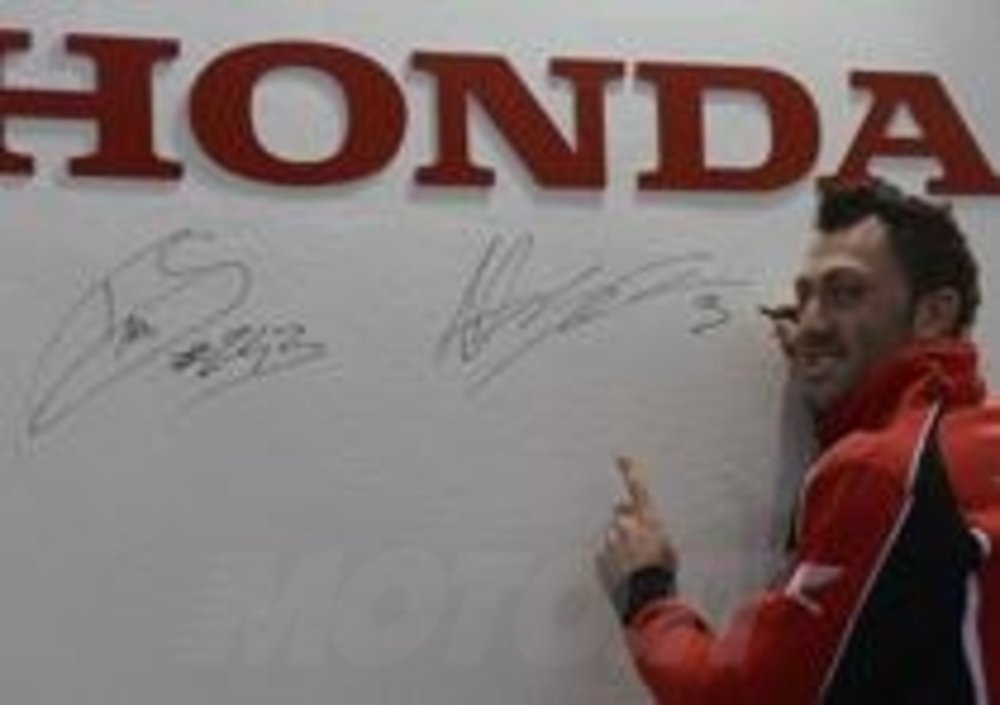 Alex Salvini autografa il muro delle celebrit&amp;agrave; di RedMoto
