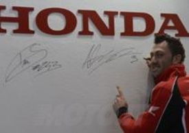 Alex Salvini autografa il muro delle celebrità di RedMoto
