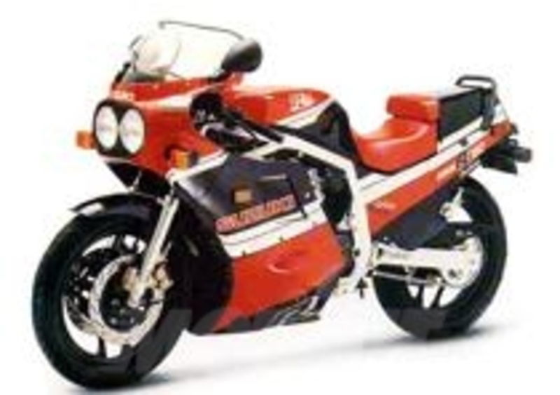 La Suzuki GSX-R 750 1985 nella livrea originale rosso-nera
