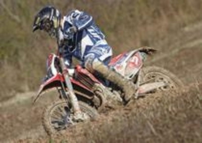 Il tester di Moto.it ha provato la Honda CRF450R campione del mondo in mulattiera e lungo il fettucciato
