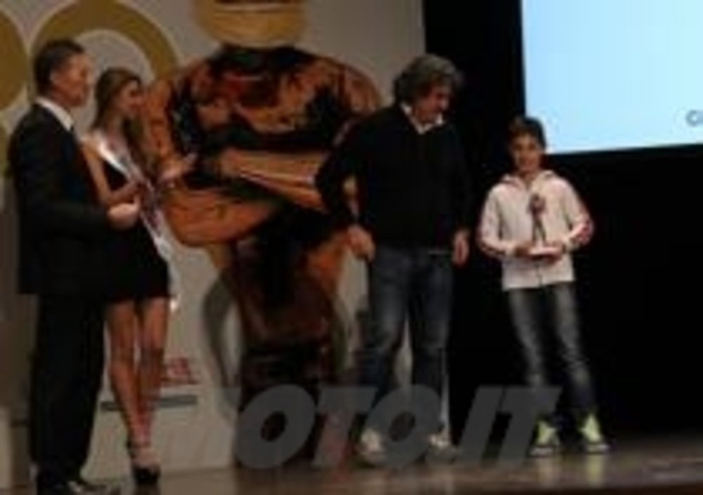 Arbolino, campione italiano PreGP, premiato da Paolo Simoncelli
