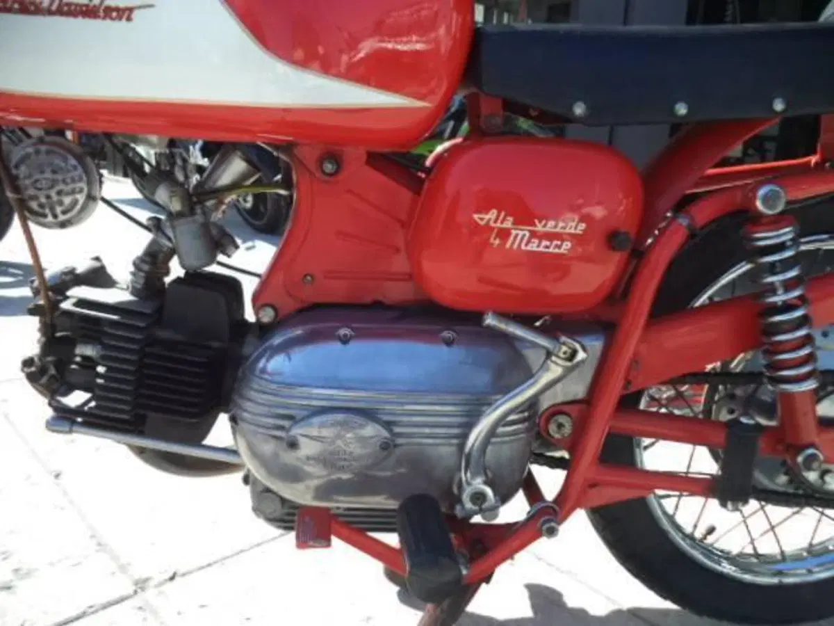 Aermacchi Harley-Davidson ALA VERDE 250 4 MARCE (9)