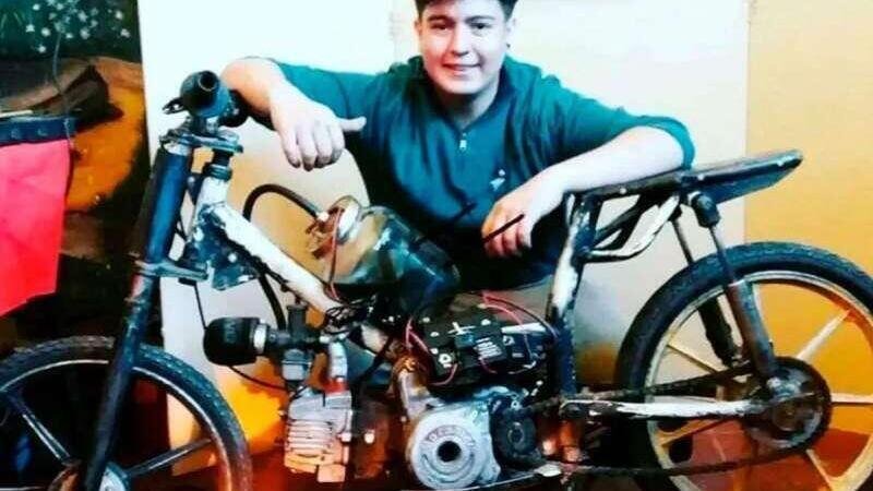 Uno studente ha costruito una moto ad acqua