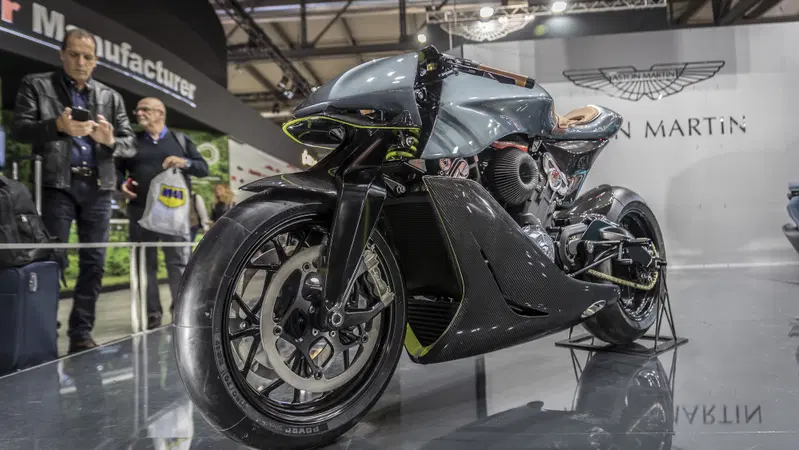 Le prime 30 Aston Martin AMB 001 su "strada"