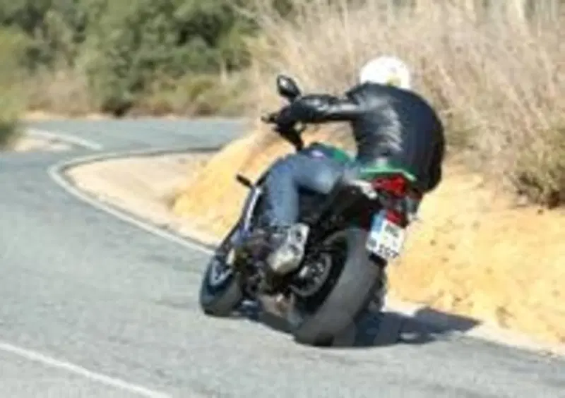 Passati i 7.000 c'&amp;egrave; un'ulteriore botta di adrenalina che alleggerisce l'avantreno nelle prime quattro (!) marce e che porta dritti dritti a un allungo impressionanante
