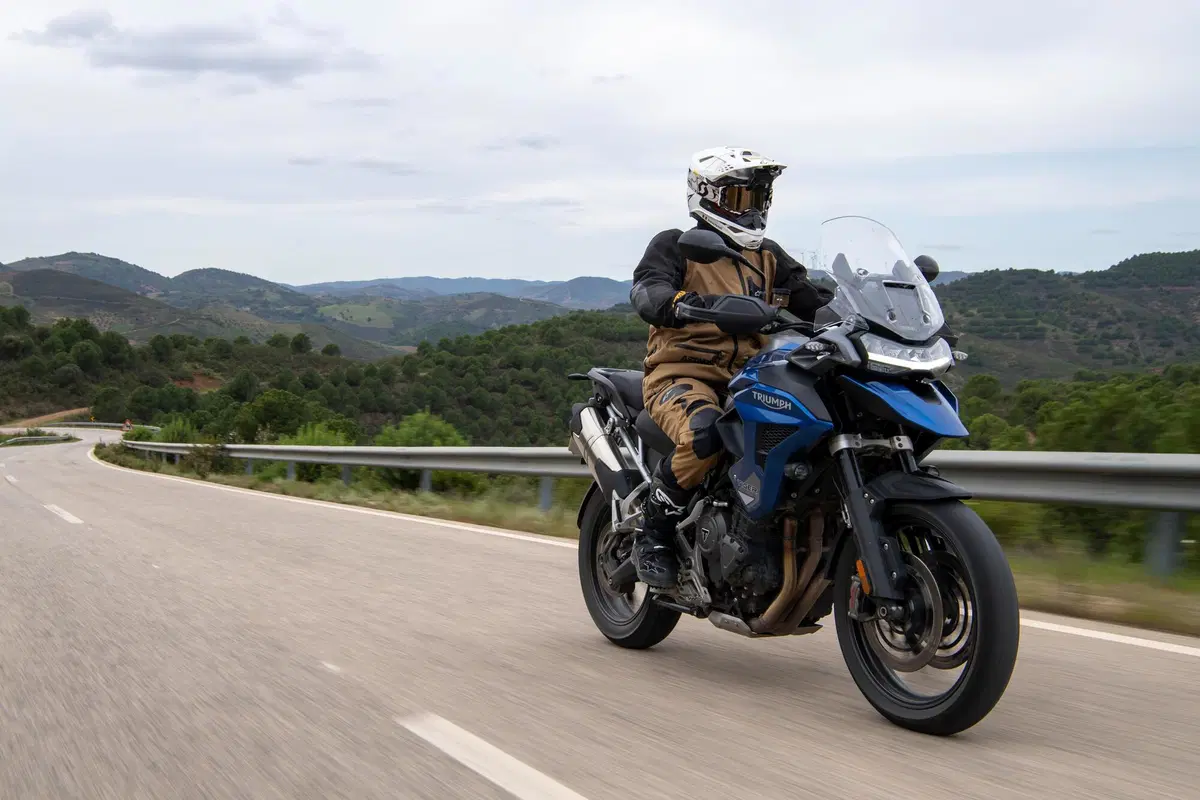 Triumph Tiger 1200 2022 GT e Rally Explorer: TEST su strada. Sono il nuovo punto di riferimento? (2)