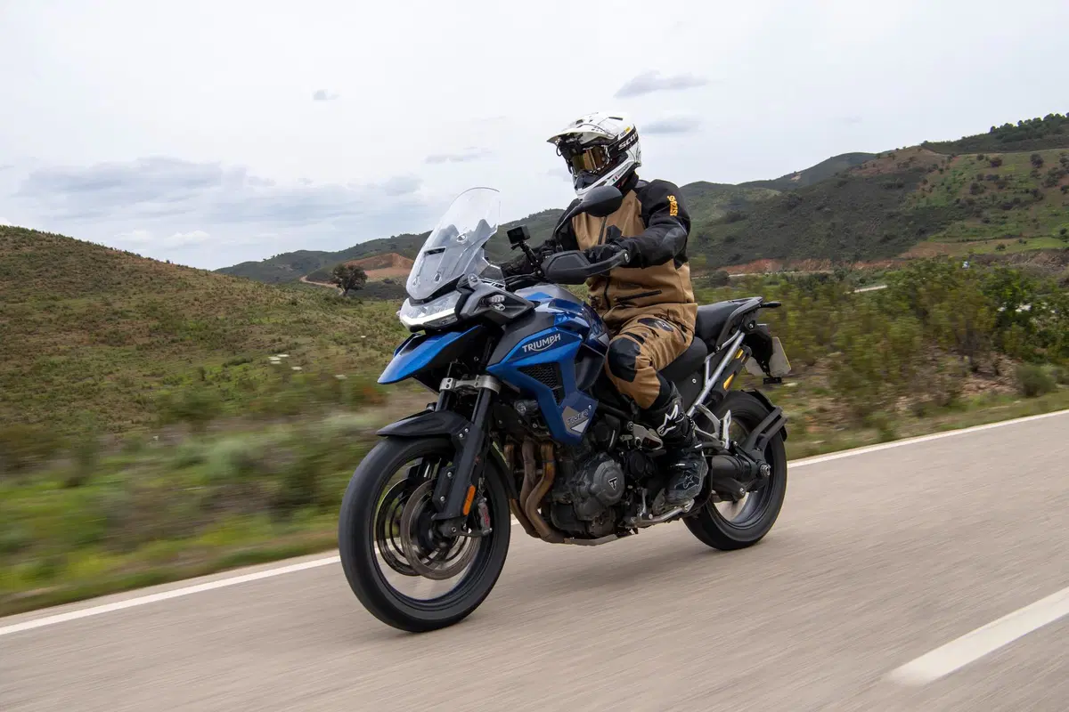 Triumph Tiger 1200 2022 GT e Rally Explorer: TEST su strada. Sono il nuovo punto di riferimento? (4)